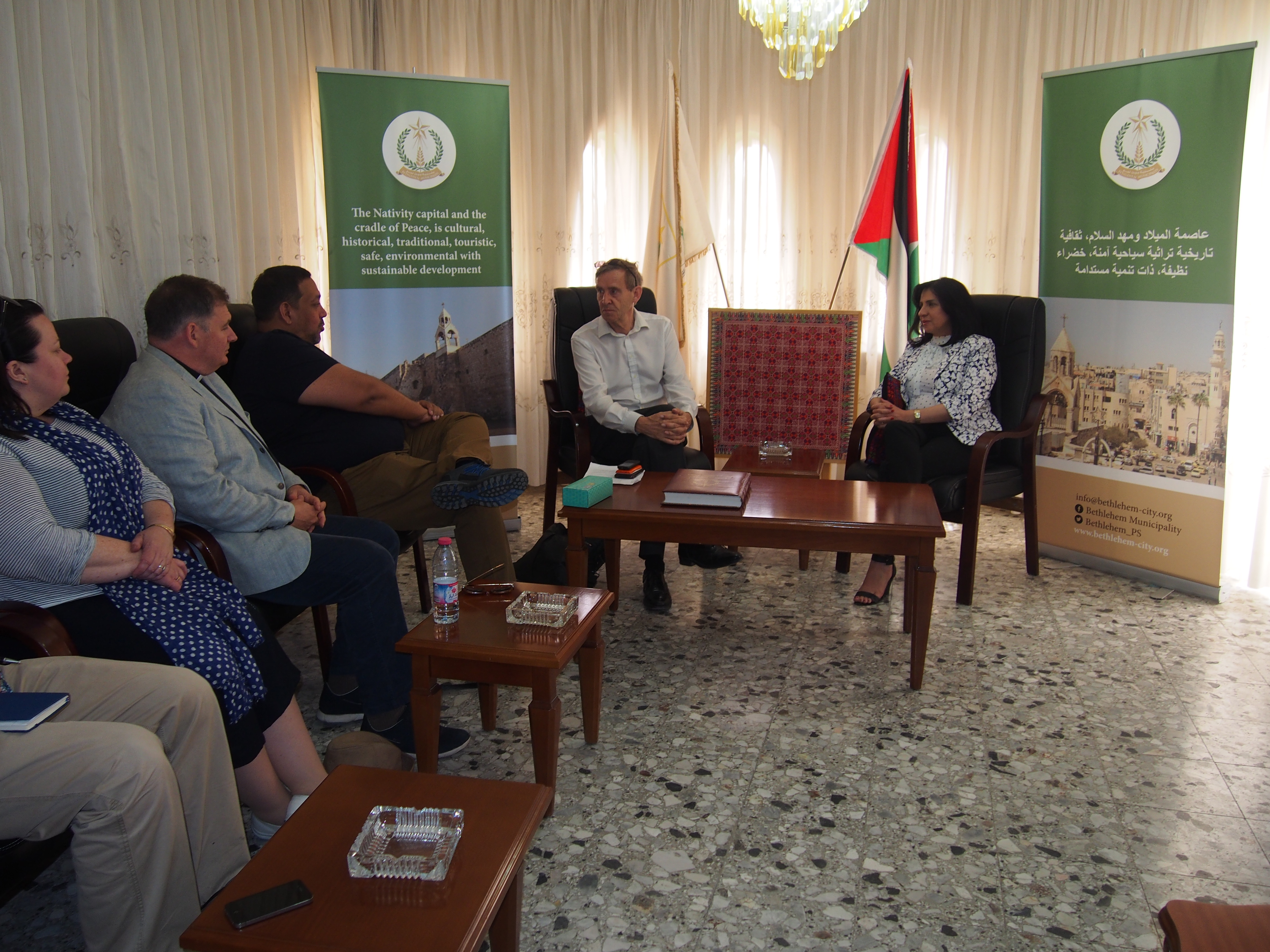 بابون تستقبل وفداً من كينينغتون البريطانية وتنقل لهم واقع المدينة وبدورهم يعربون عن رغبتهم في توقيع علاقة توأمة مع البلدية 