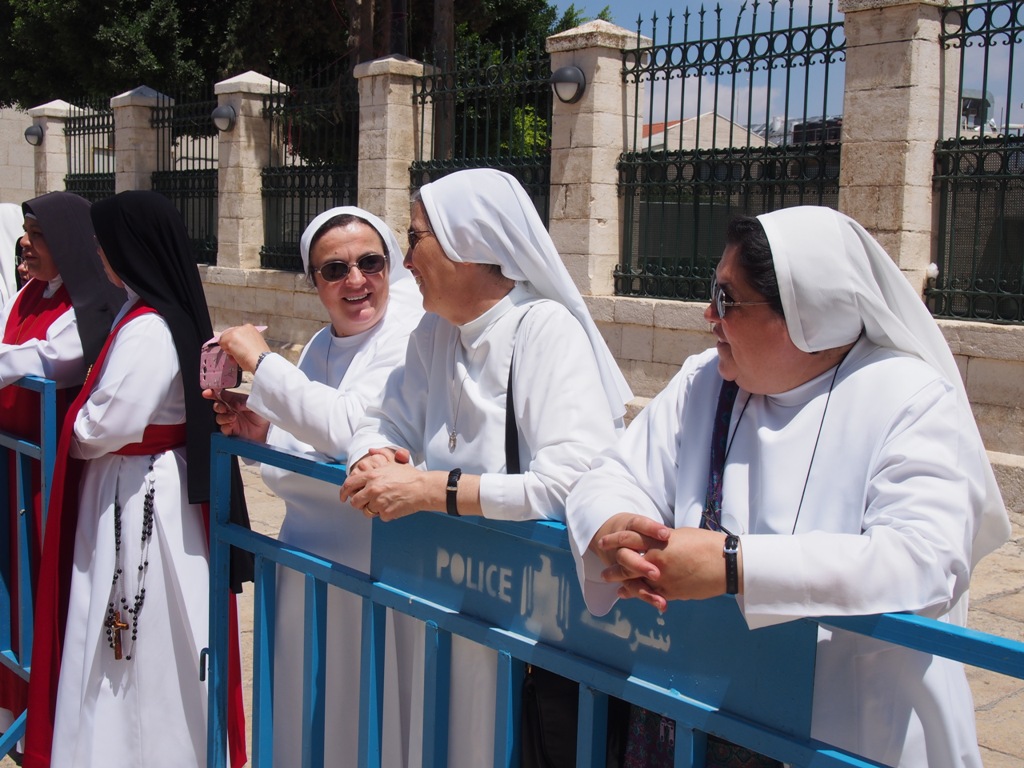 رئيسة وأعضاء المجلس البلدي في بيت لحم يشاركون في إستقبال حارس الأراضي المقدسة الجديد 