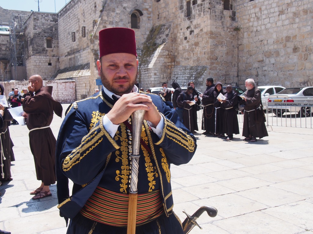 رئيسة وأعضاء المجلس البلدي في بيت لحم يشاركون في إستقبال حارس الأراضي المقدسة الجديد 