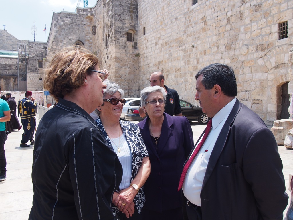 رئيسة وأعضاء المجلس البلدي في بيت لحم يشاركون في إستقبال حارس الأراضي المقدسة الجديد 