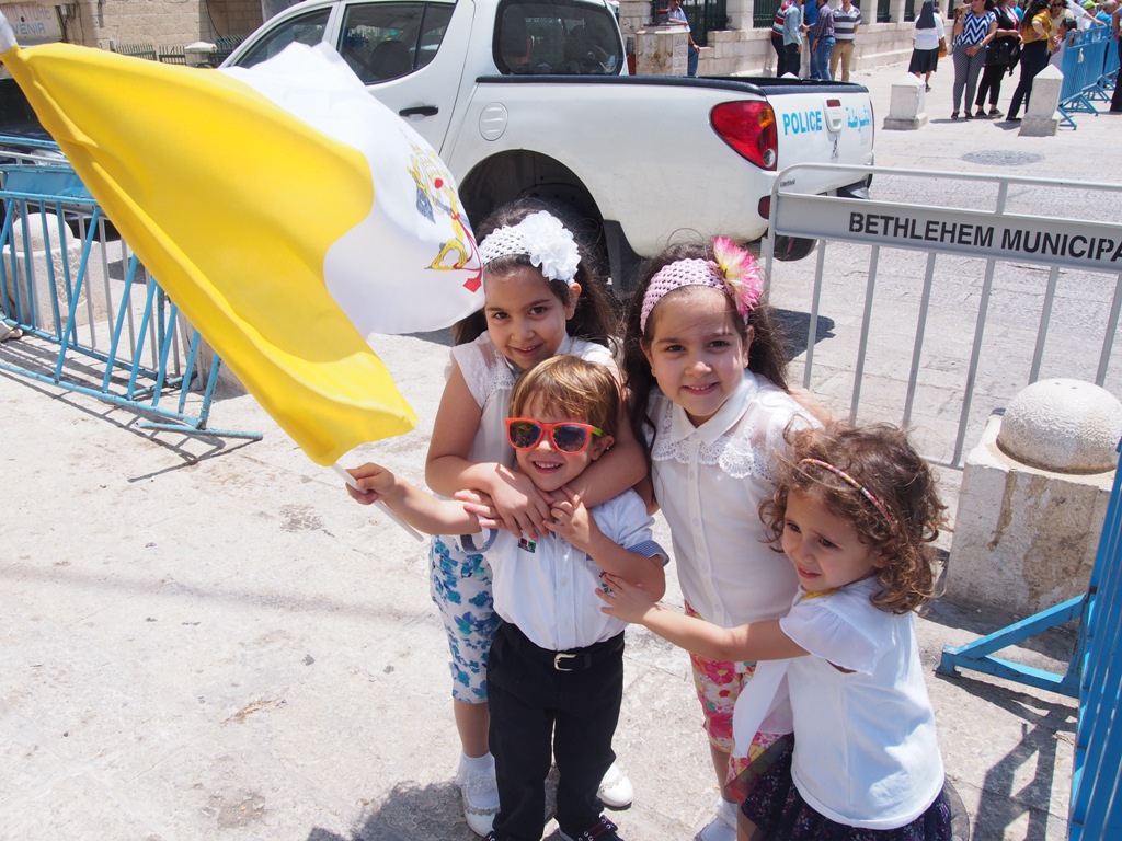 رئيسة وأعضاء المجلس البلدي في بيت لحم يشاركون في إستقبال حارس الأراضي المقدسة الجديد 