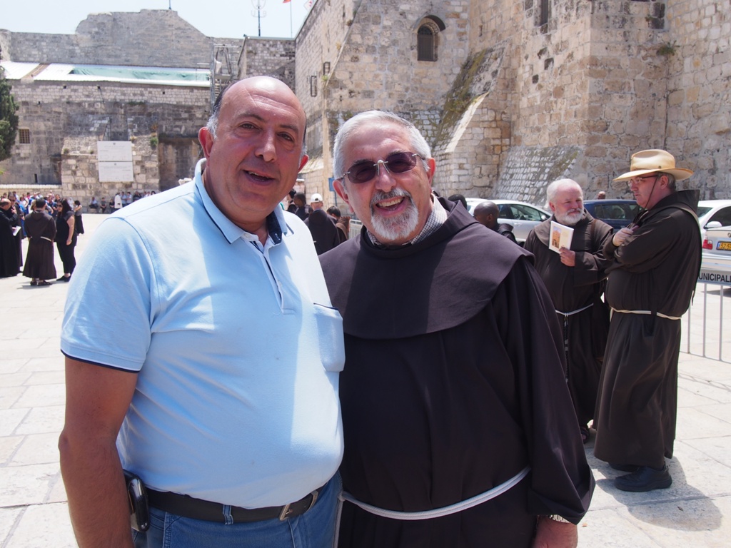 رئيسة وأعضاء المجلس البلدي في بيت لحم يشاركون في إستقبال حارس الأراضي المقدسة الجديد 