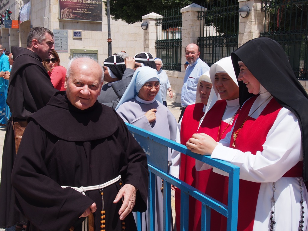 رئيسة وأعضاء المجلس البلدي في بيت لحم يشاركون في إستقبال حارس الأراضي المقدسة الجديد 