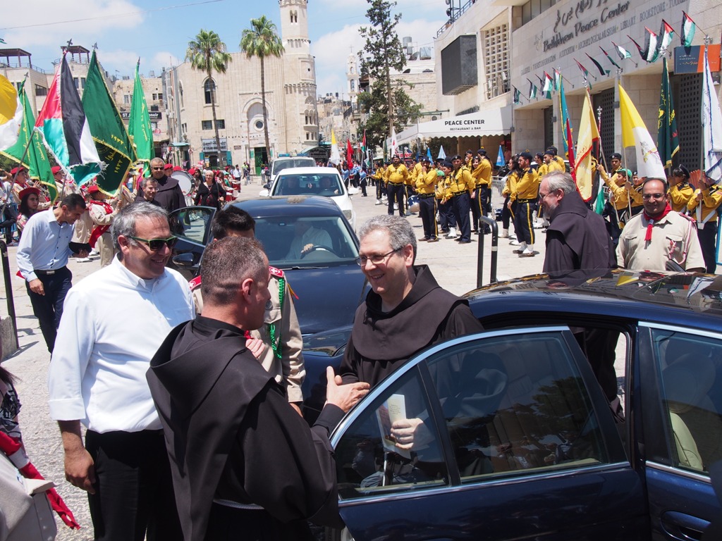 رئيسة وأعضاء المجلس البلدي في بيت لحم يشاركون في إستقبال حارس الأراضي المقدسة الجديد 