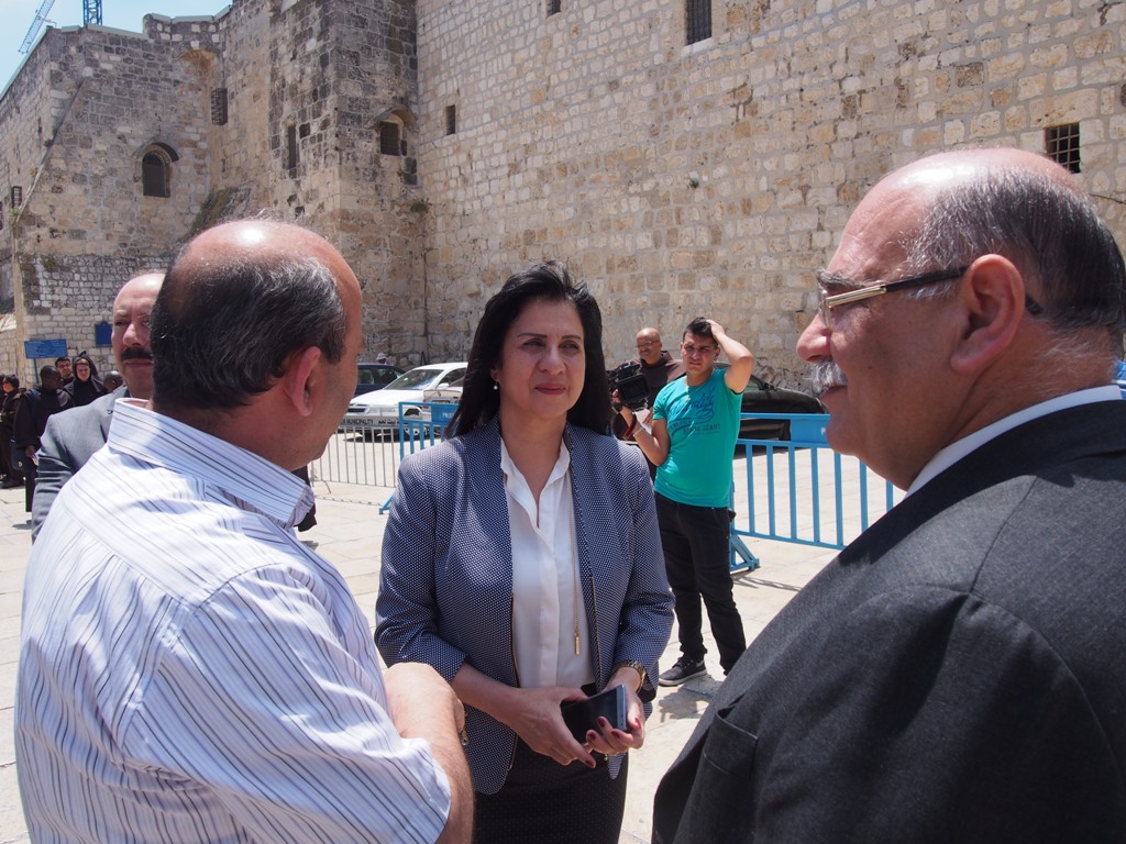 رئيسة وأعضاء المجلس البلدي في بيت لحم يشاركون في إستقبال حارس الأراضي المقدسة الجديد 