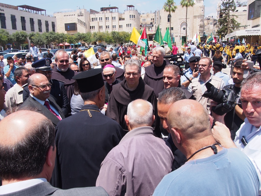 رئيسة وأعضاء المجلس البلدي في بيت لحم يشاركون في إستقبال حارس الأراضي المقدسة الجديد 