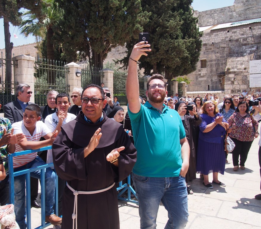 رئيسة وأعضاء المجلس البلدي في بيت لحم يشاركون في إستقبال حارس الأراضي المقدسة الجديد 