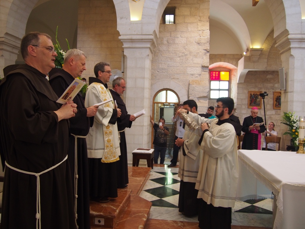 رئيسة وأعضاء المجلس البلدي في بيت لحم يشاركون في إستقبال حارس الأراضي المقدسة الجديد 