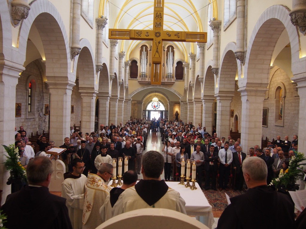 رئيسة وأعضاء المجلس البلدي في بيت لحم يشاركون في إستقبال حارس الأراضي المقدسة الجديد 