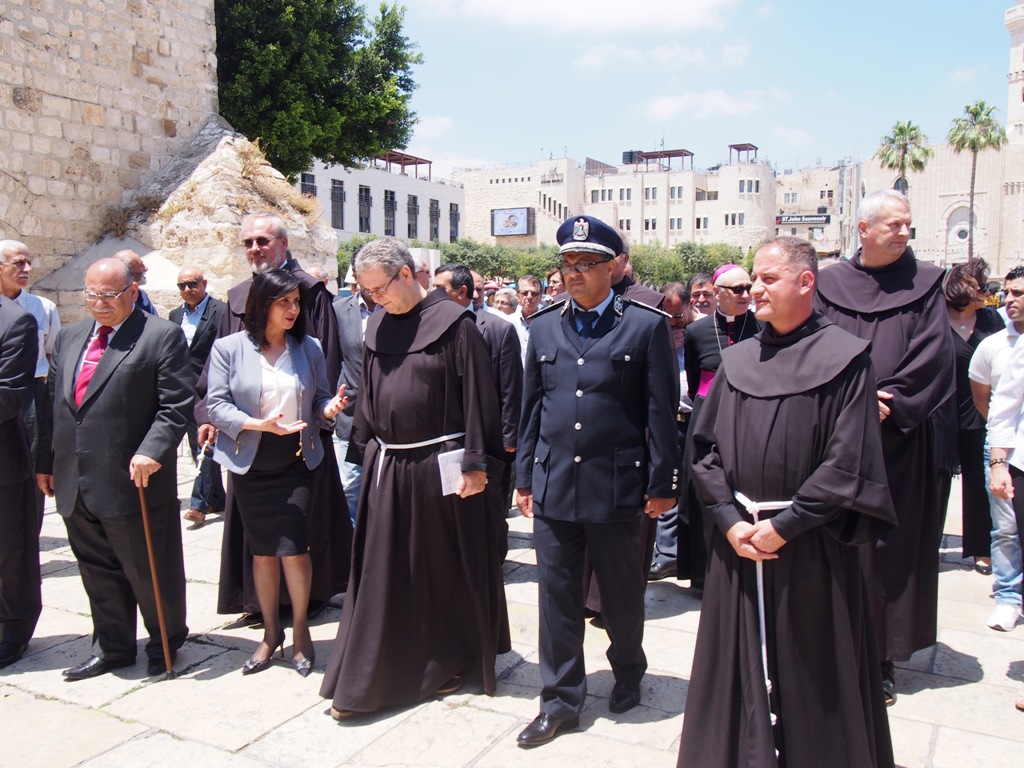 رئيسة وأعضاء المجلس البلدي في بيت لحم يشاركون في إستقبال حارس الأراضي المقدسة الجديد 