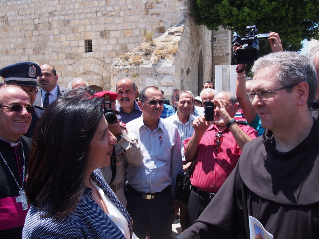 رئيسة وأعضاء المجلس البلدي في بيت لحم يشاركون في إستقبال حارس الأراضي المقدسة الجديد 