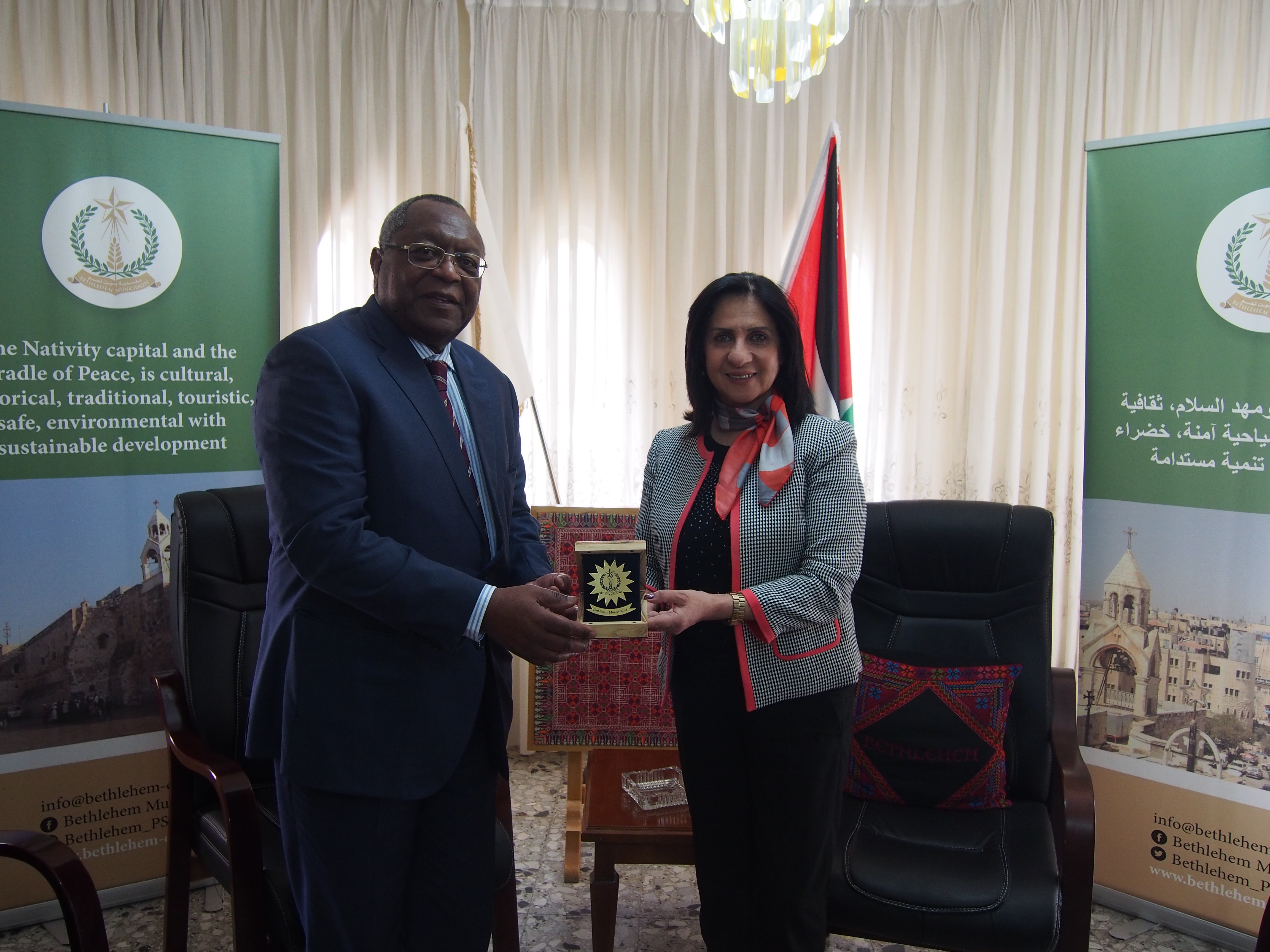رئيسة بلدية بيت لحم تستقبل سفير جمهورية ساحل العاج ويتحدثان عن امكانية توقيع اتفاقية توأمة