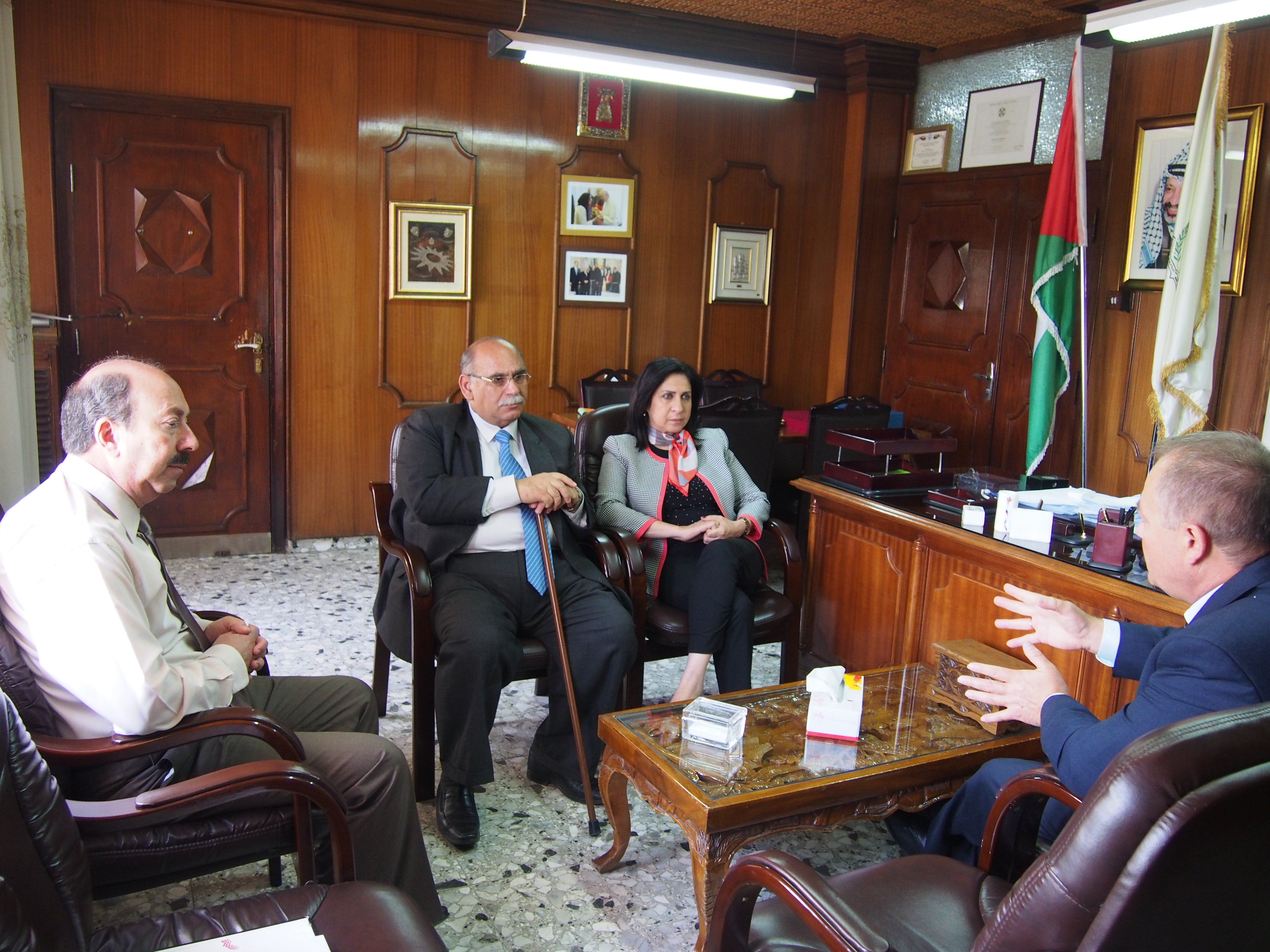 سفير روسيا الإتحادية يزور بلدية بيت لحم وبابون تكرمه لمجهوده الكبير 