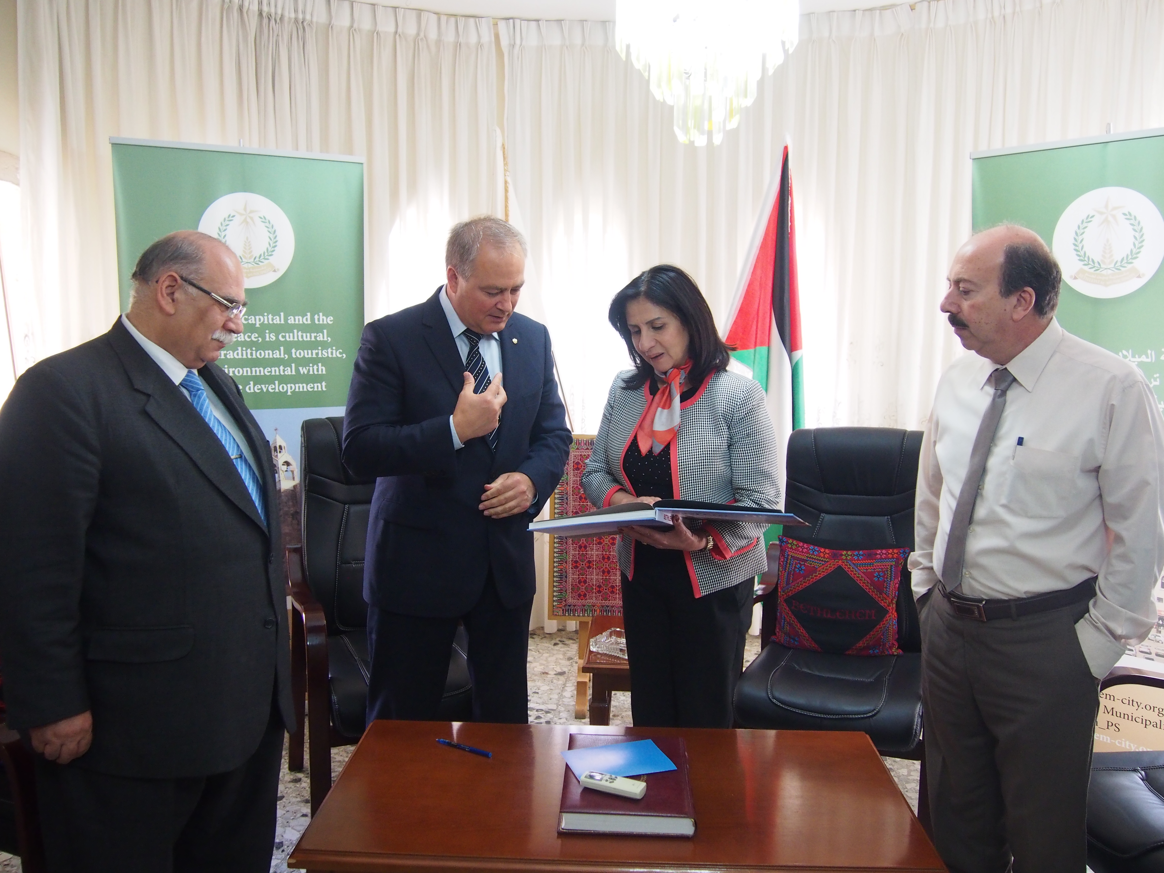 سفير روسيا الإتحادية يزور بلدية بيت لحم وبابون تكرمه لمجهوده الكبير 