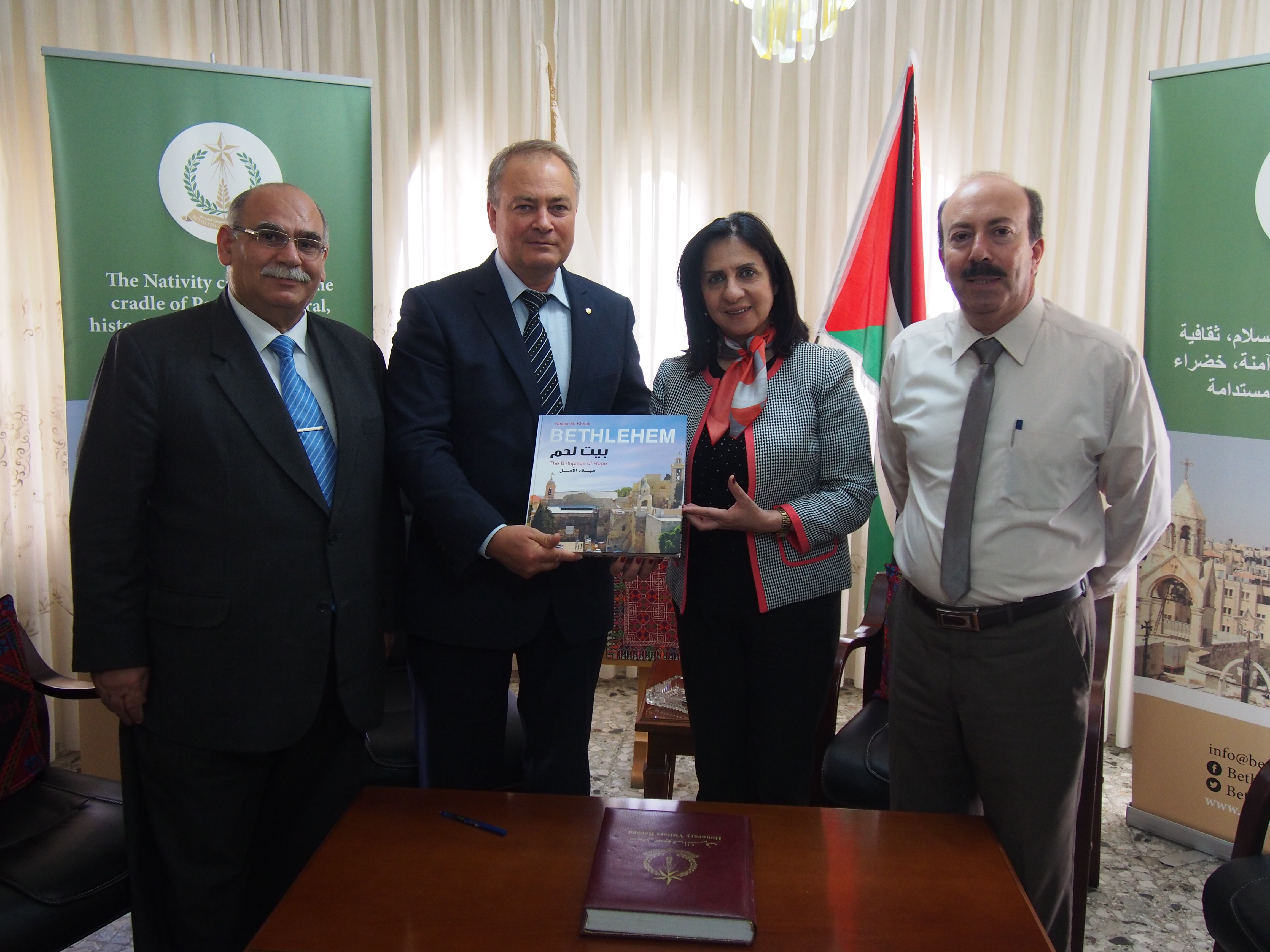 سفير روسيا الإتحادية يزور بلدية بيت لحم وبابون تكرمه لمجهوده الكبير 