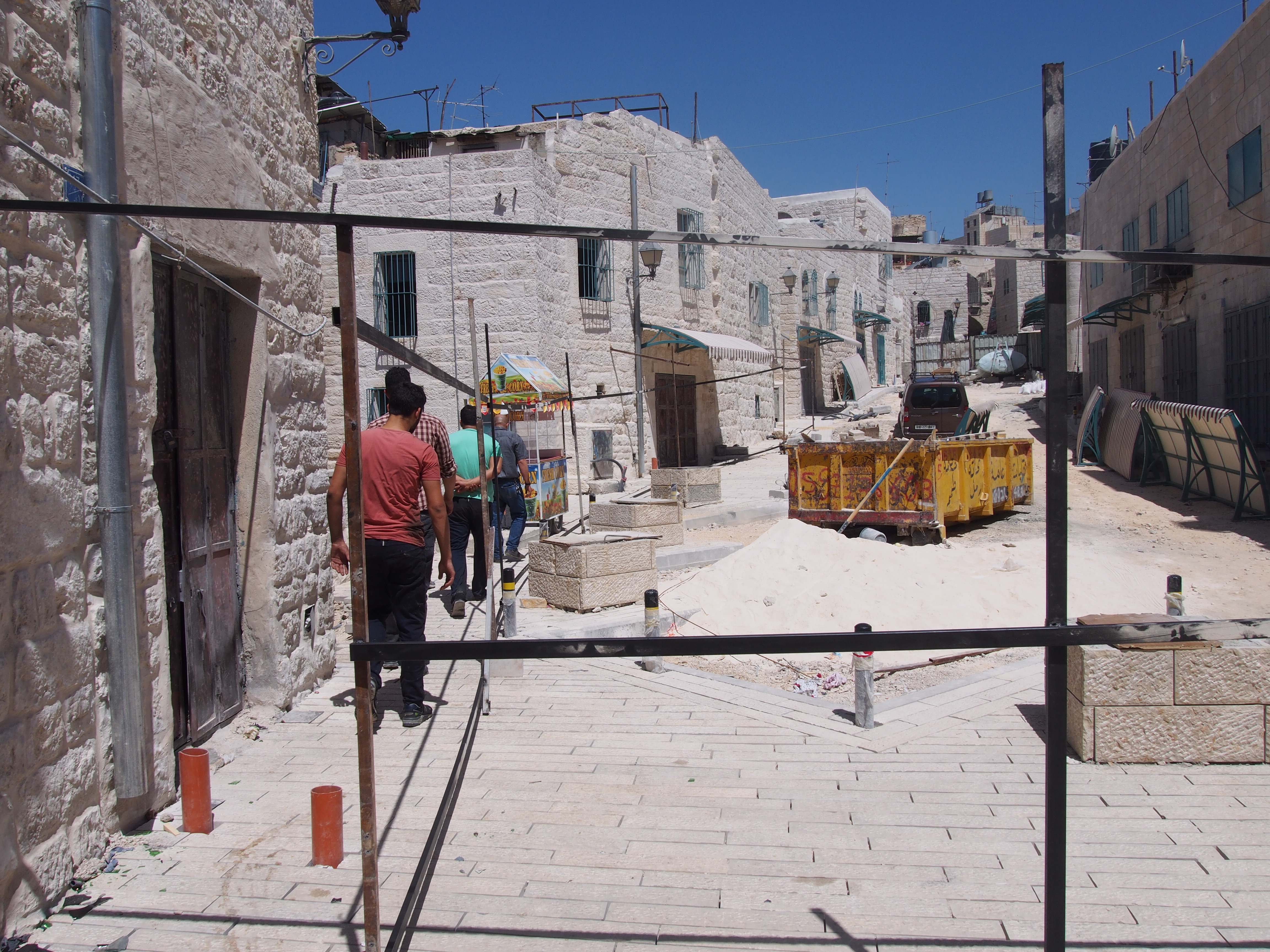 بالصور - إستمرار العمل في مشروع السوق القديم في مرحلته الثانية