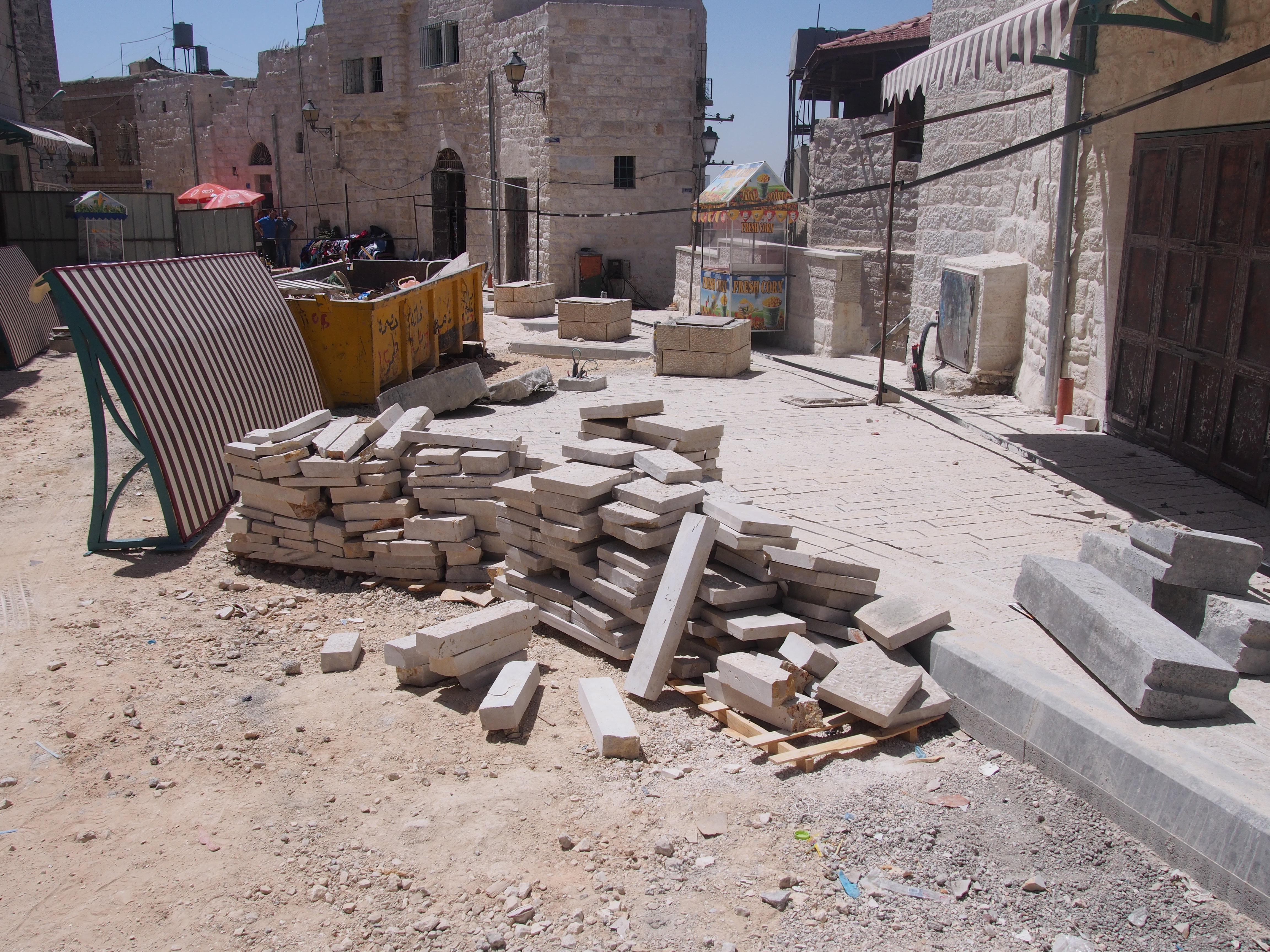 بالصور - إستمرار العمل في مشروع السوق القديم في مرحلته الثانية