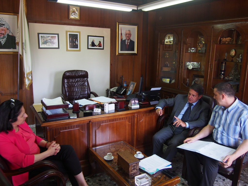 رئيسة بلدية بيت لحم تستقبل ممثل البرتغال في فلسطين وتطلعه على تحضيرات مؤتمر المغتربين وتؤكد على أهمية إنشاء علاقة ثلاثية بين بيت لحم ولورد وفاطمة