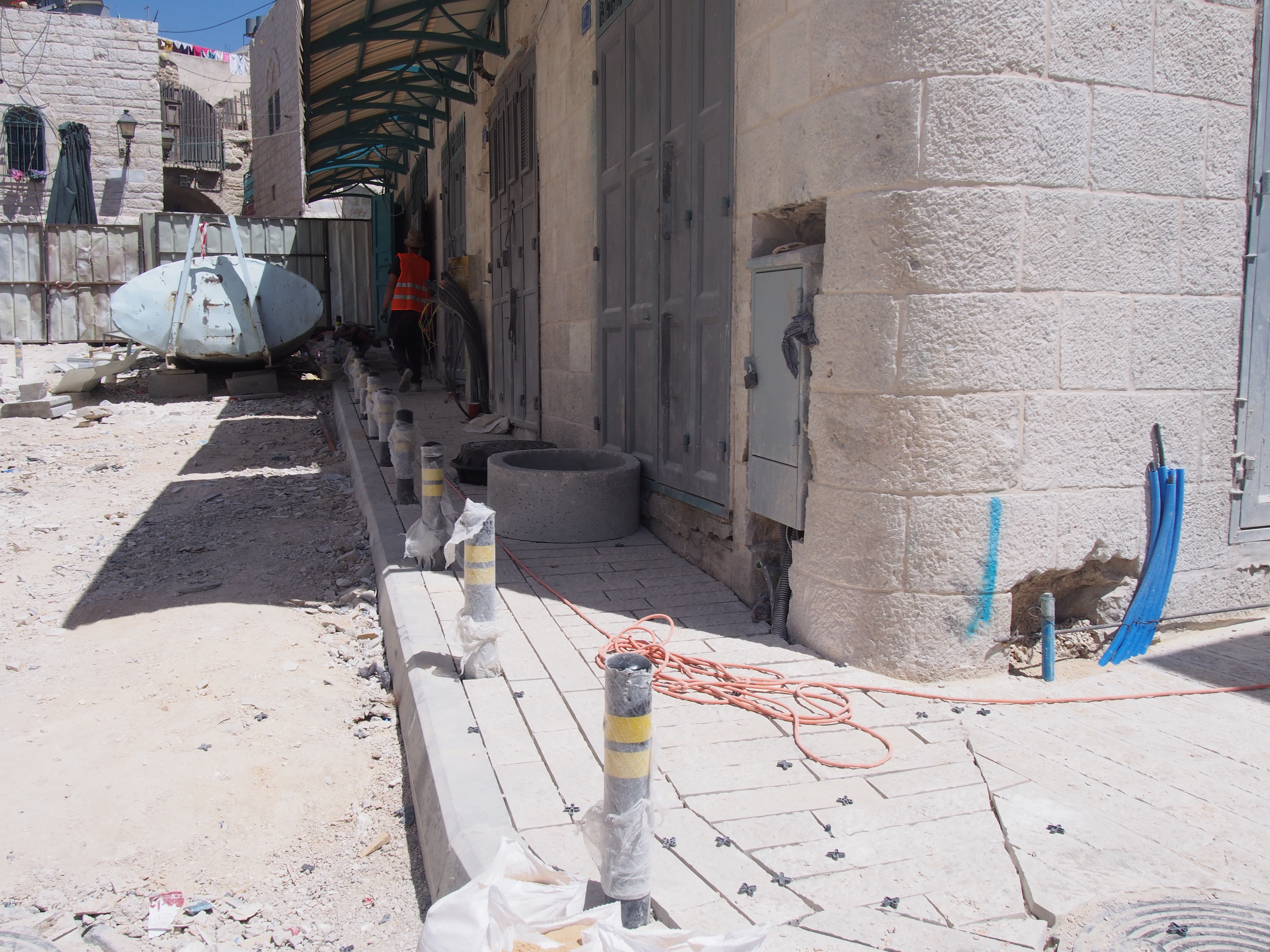 بالصور - إستمرار العمل في مشروع السوق القديم في مرحلته الثانية