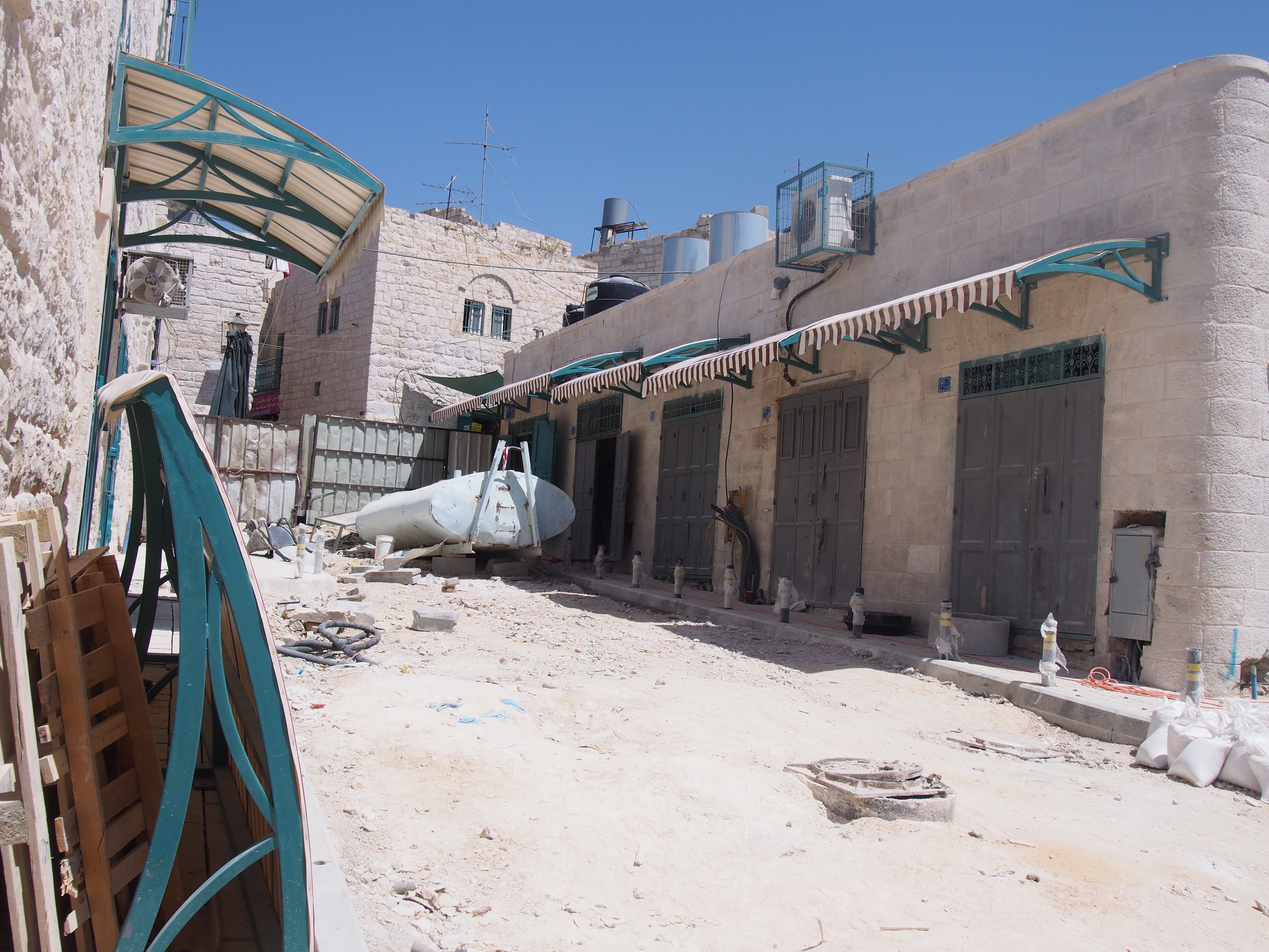 بالصور - إستمرار العمل في مشروع السوق القديم في مرحلته الثانية