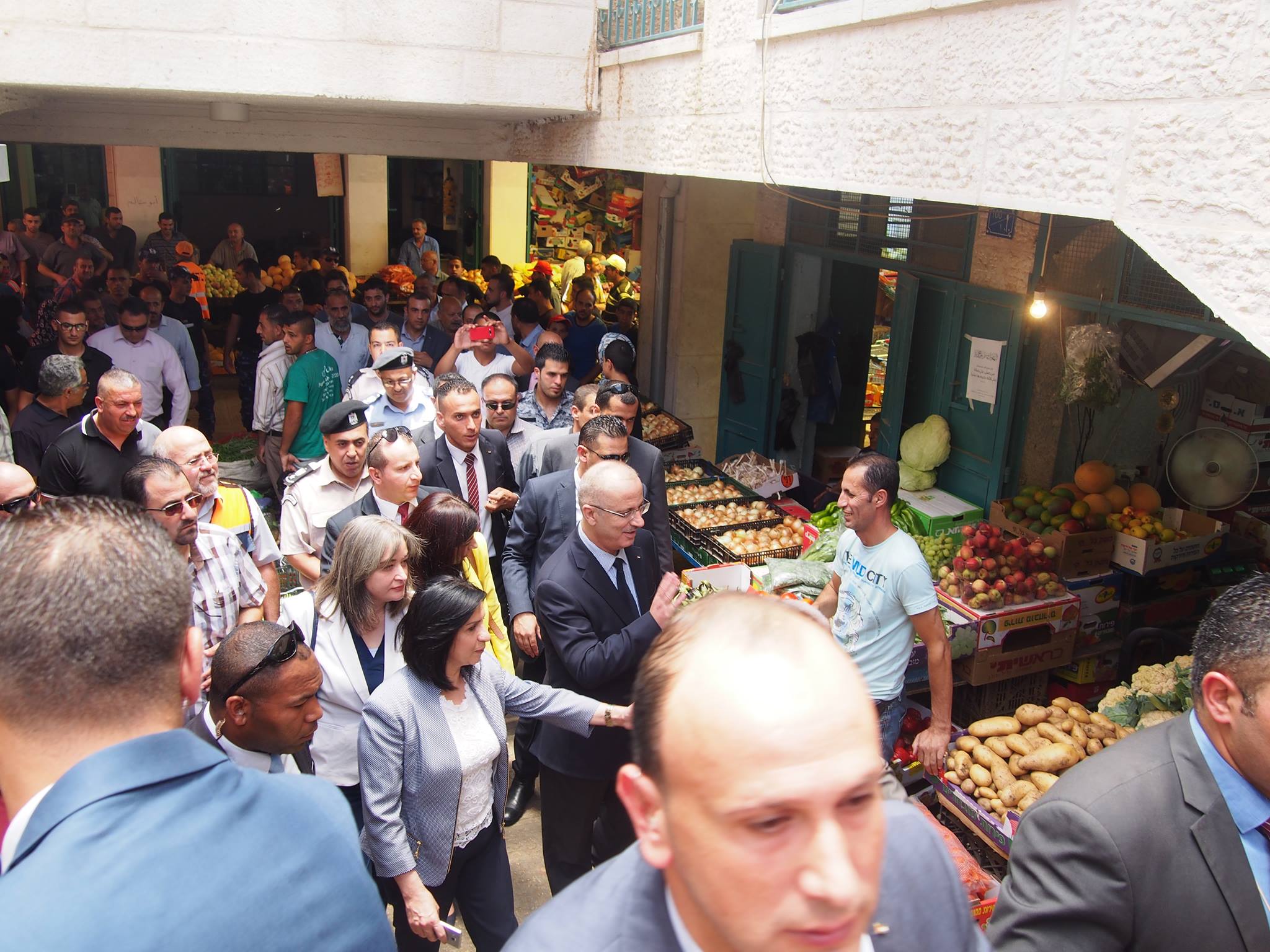 في زيارته إلى بيت لحم الحمدلله يجتمع مع عدد من الشخصيات الرسمية من بينهم  بابون وقضية المياه واسعار المنتجات على طاولة النقاش