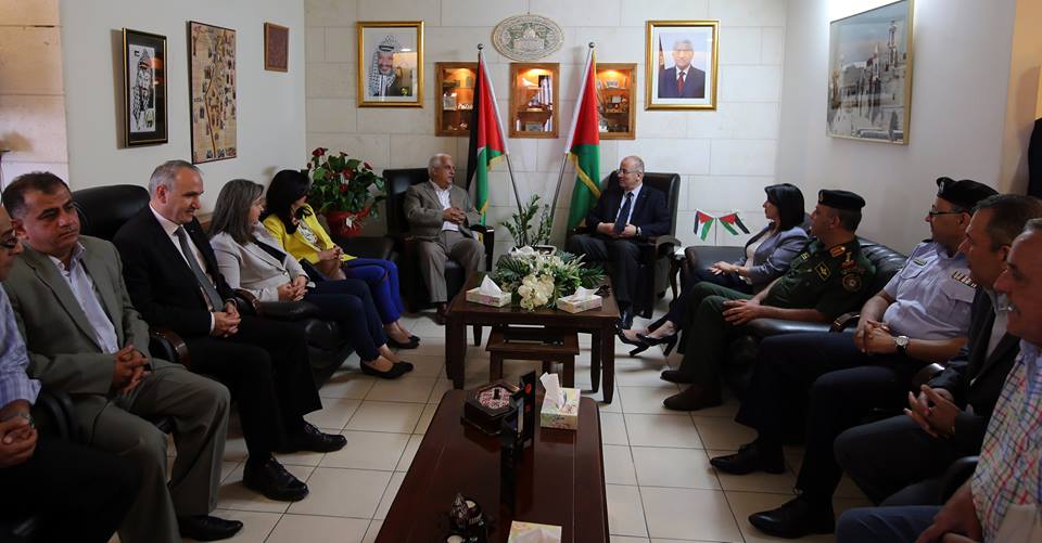 في زيارته إلى بيت لحم الحمدلله يجتمع مع عدد من الشخصيات الرسمية من بينهم  بابون وقضية المياه واسعار المنتجات على طاولة النقاش