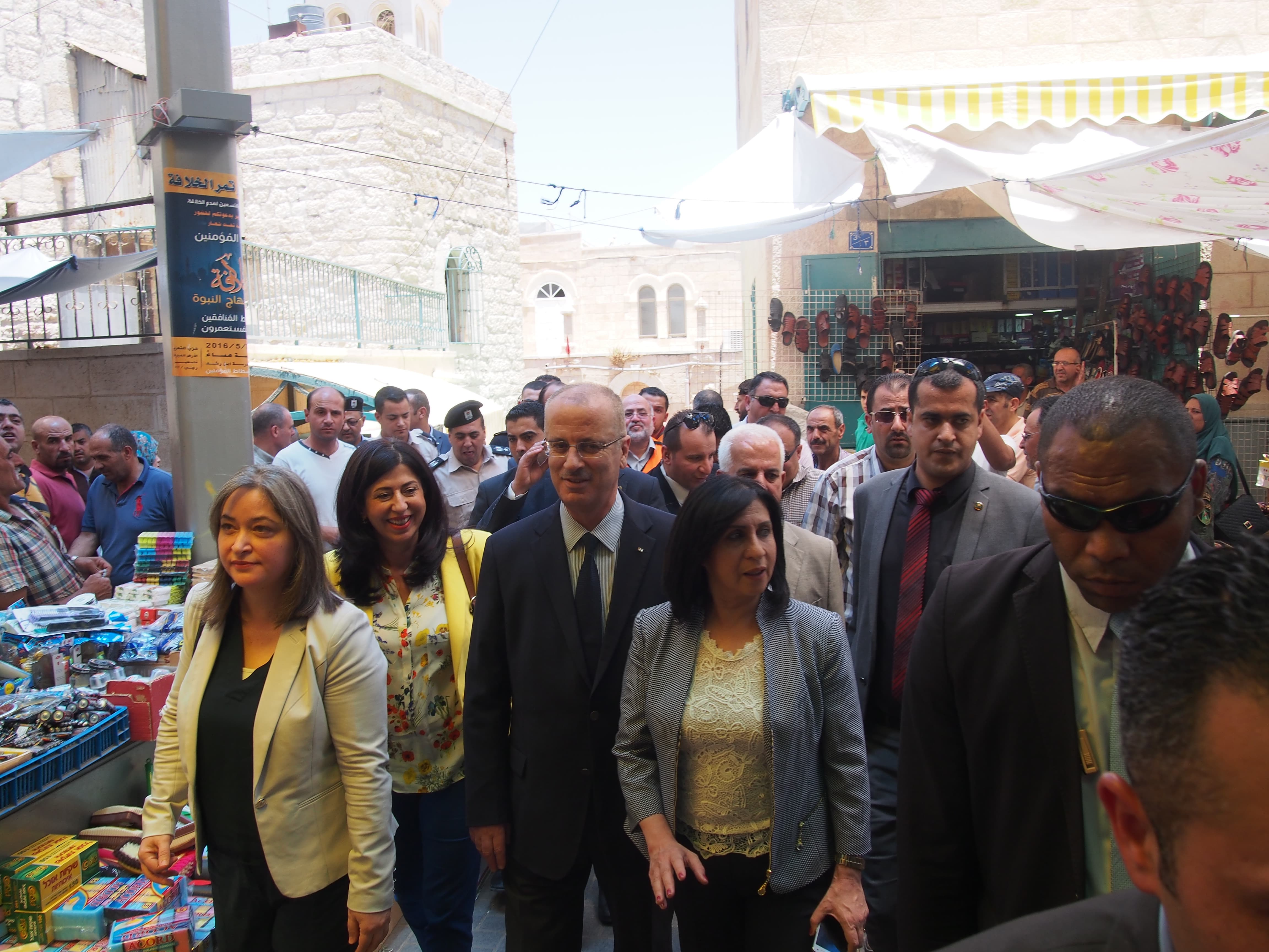 في زيارته إلى بيت لحم الحمدلله يجتمع مع عدد من الشخصيات الرسمية من بينهم  بابون وقضية المياه واسعار المنتجات على طاولة النقاش