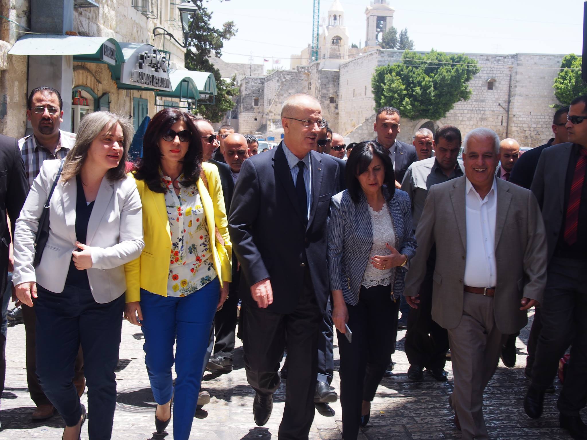 في زيارته إلى بيت لحم الحمدلله يجتمع مع عدد من الشخصيات الرسمية من بينهم  بابون وقضية المياه واسعار المنتجات على طاولة النقاش