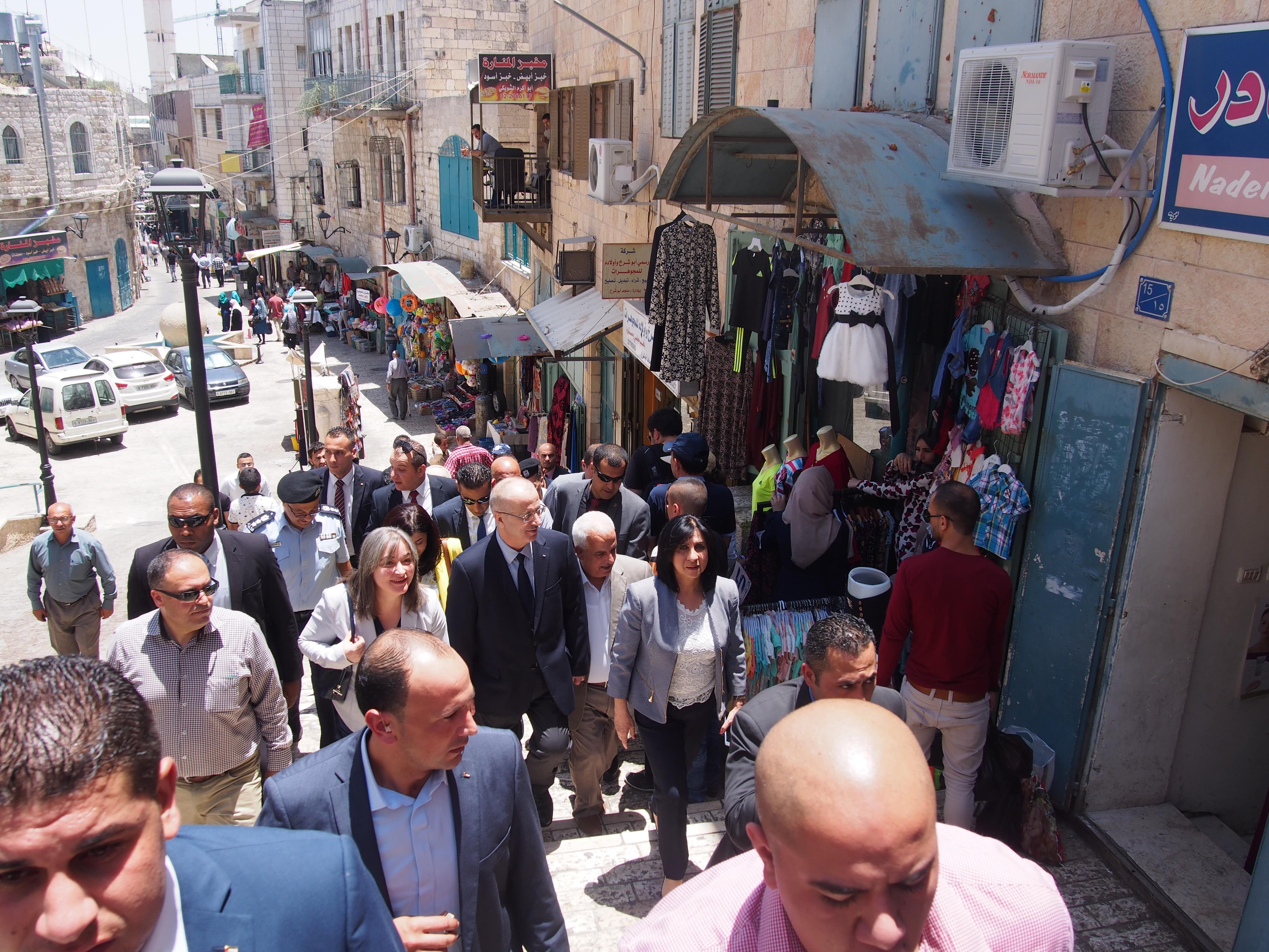 في زيارته إلى بيت لحم الحمدلله يجتمع مع عدد من الشخصيات الرسمية من بينهم  بابون وقضية المياه واسعار المنتجات على طاولة النقاش