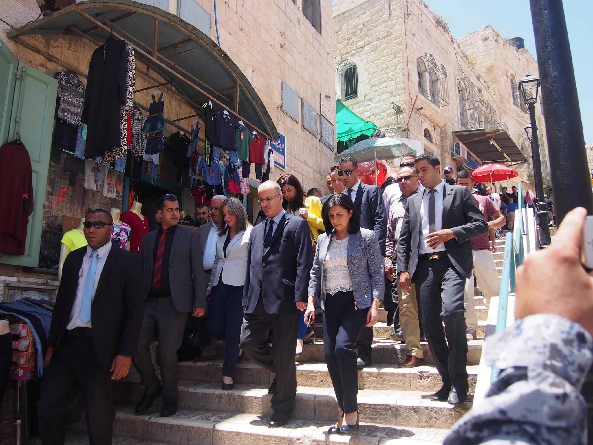 في زيارته إلى بيت لحم الحمدلله يجتمع مع عدد من الشخصيات الرسمية من بينهم  بابون وقضية المياه واسعار المنتجات على طاولة النقاش