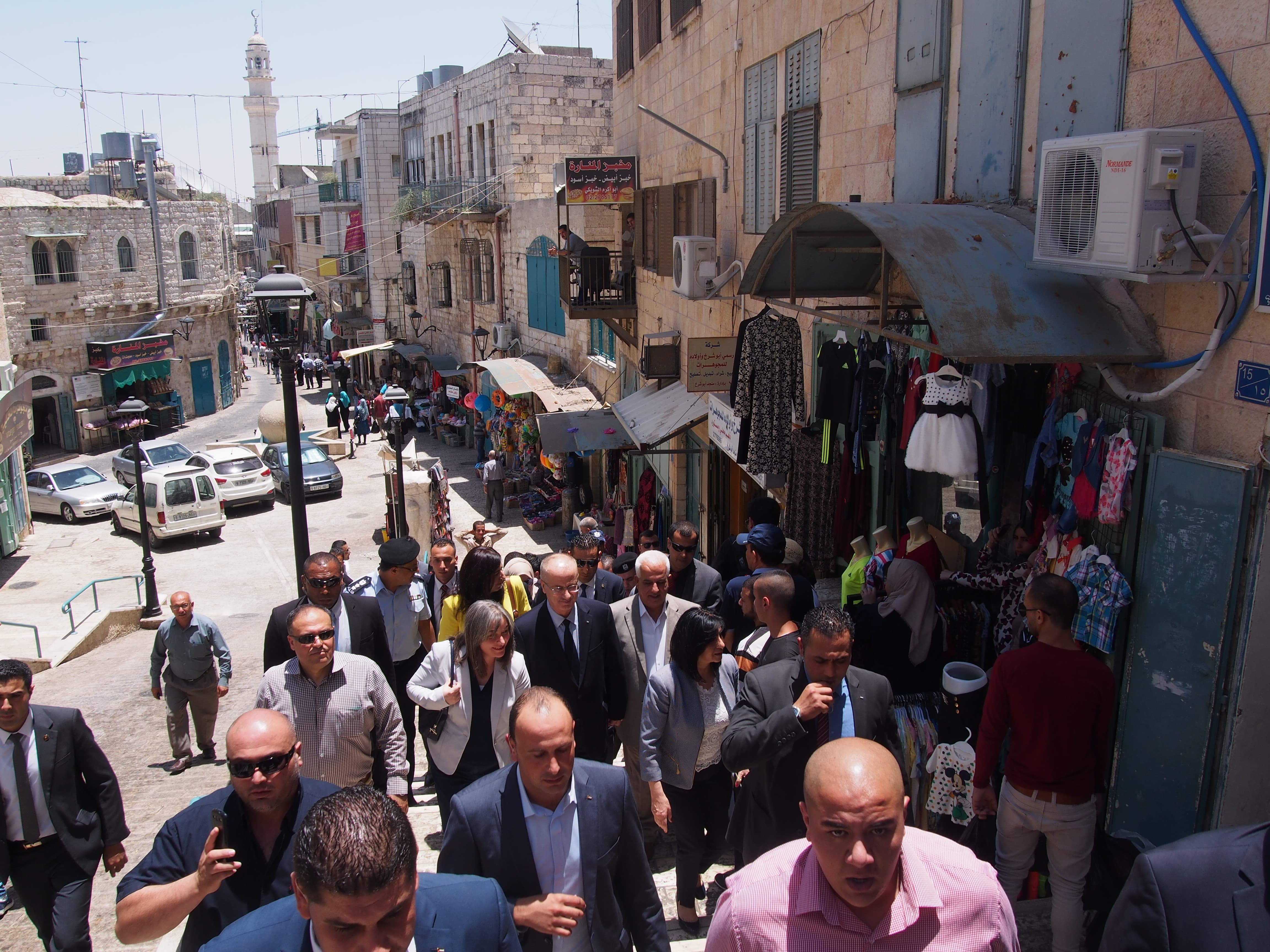 في زيارته إلى بيت لحم الحمدلله يجتمع مع عدد من الشخصيات الرسمية من بينهم  بابون وقضية المياه واسعار المنتجات على طاولة النقاش