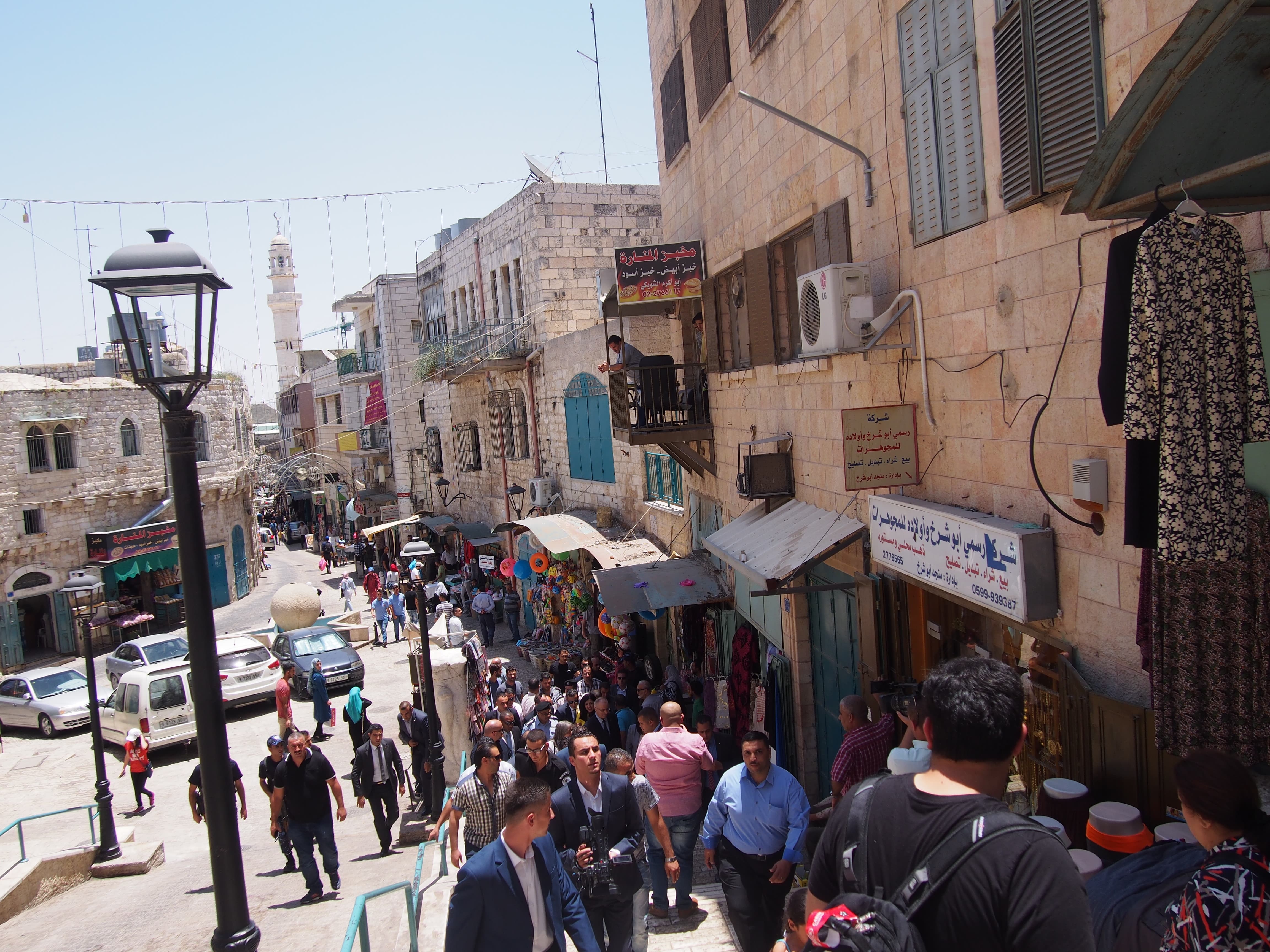 في زيارته إلى بيت لحم الحمدلله يجتمع مع عدد من الشخصيات الرسمية من بينهم  بابون وقضية المياه واسعار المنتجات على طاولة النقاش