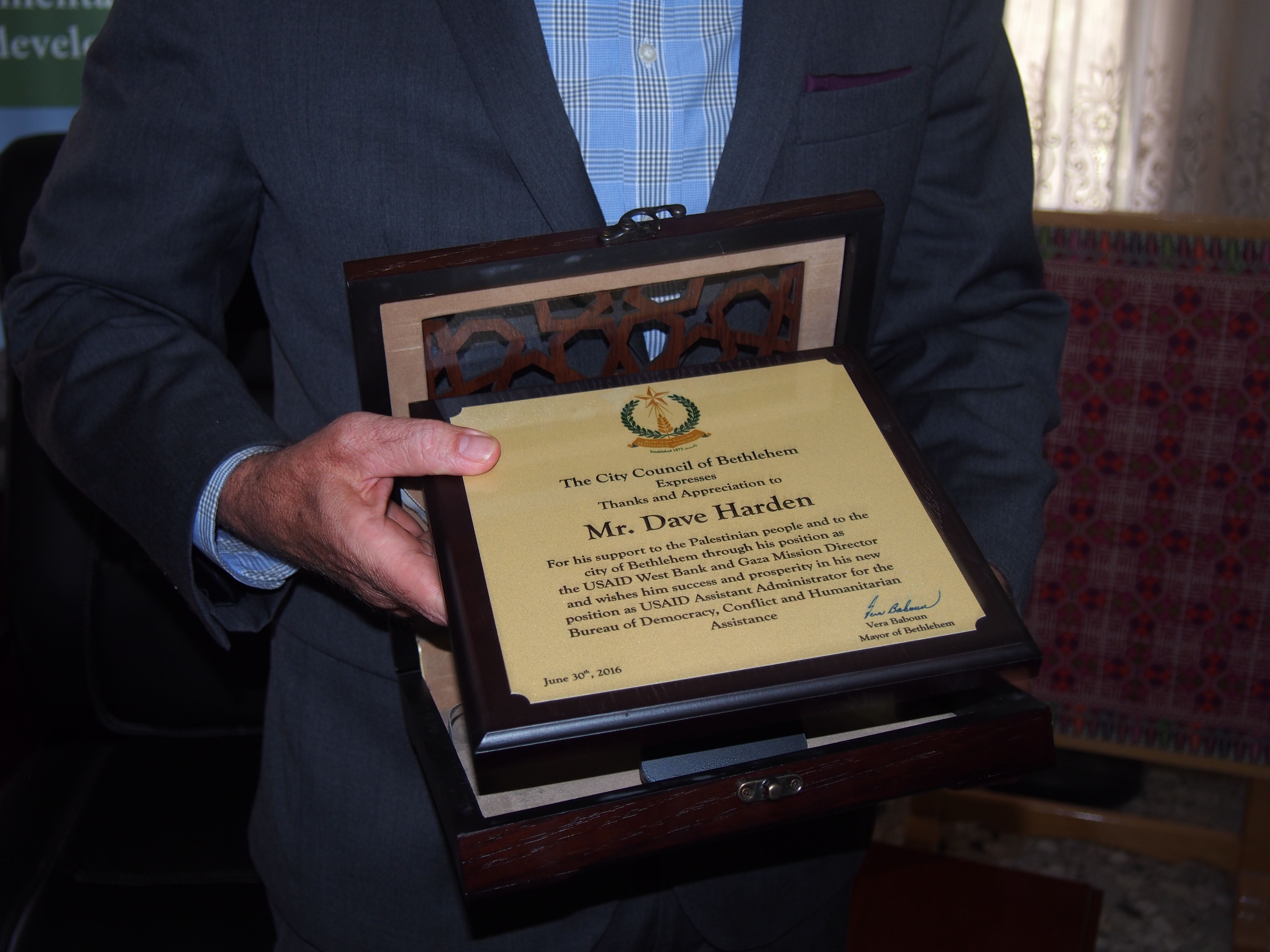 لإقتراب نهاية خدمته كمدير للوكالة الأمريكية ديفيد هاردن يزور بلدية بيت لحم وبابون تكرمه لمجهوده ودوره الداعم لبيت لحم