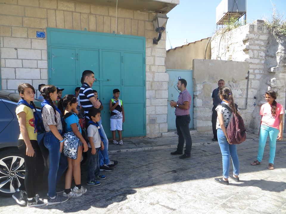 مركز الإستعلامات السياحي في حوش أبو جارور ينظم جولة ميدانية في البلدة القديمة