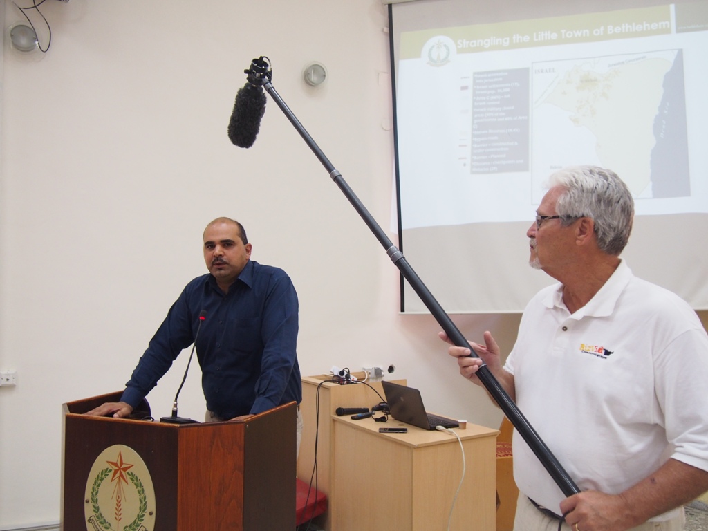 نائب رئيسة بلدية بيت لحم يستقبل عدداً من طلبة الجامعات الأمريكية والأوروبية والإفريقية