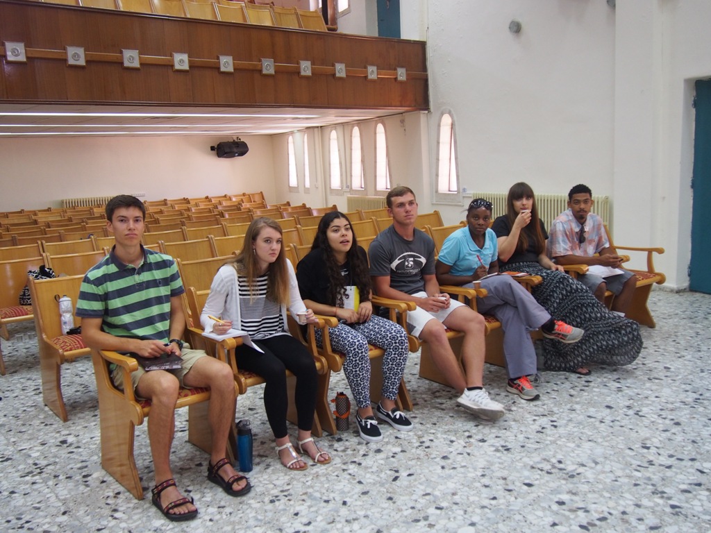 نائب رئيسة بلدية بيت لحم يستقبل عدداً من طلبة الجامعات الأمريكية والأوروبية والإفريقية