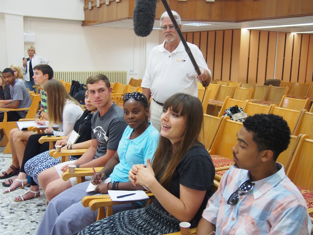 نائب رئيسة بلدية بيت لحم يستقبل عدداً من طلبة الجامعات الأمريكية والأوروبية والإفريقية