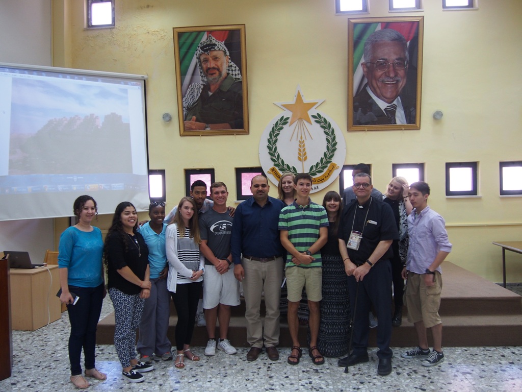 نائب رئيسة بلدية بيت لحم يستقبل عدداً من طلبة الجامعات الأمريكية والأوروبية والإفريقية