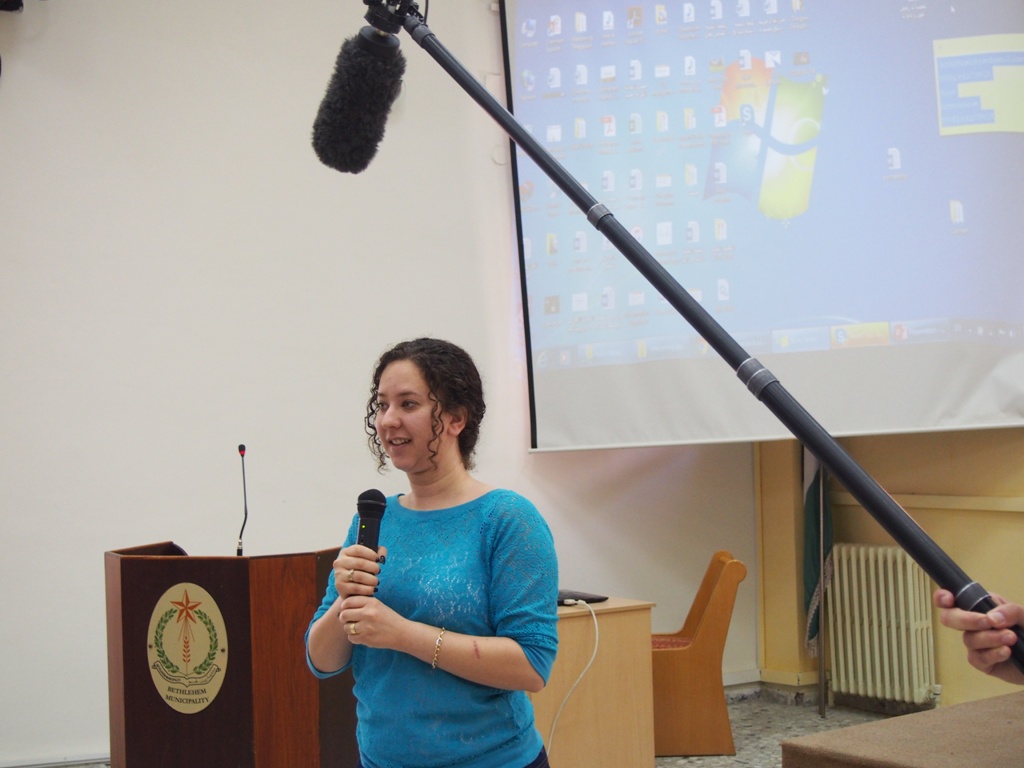 نائب رئيسة بلدية بيت لحم يستقبل عدداً من طلبة الجامعات الأمريكية والأوروبية والإفريقية