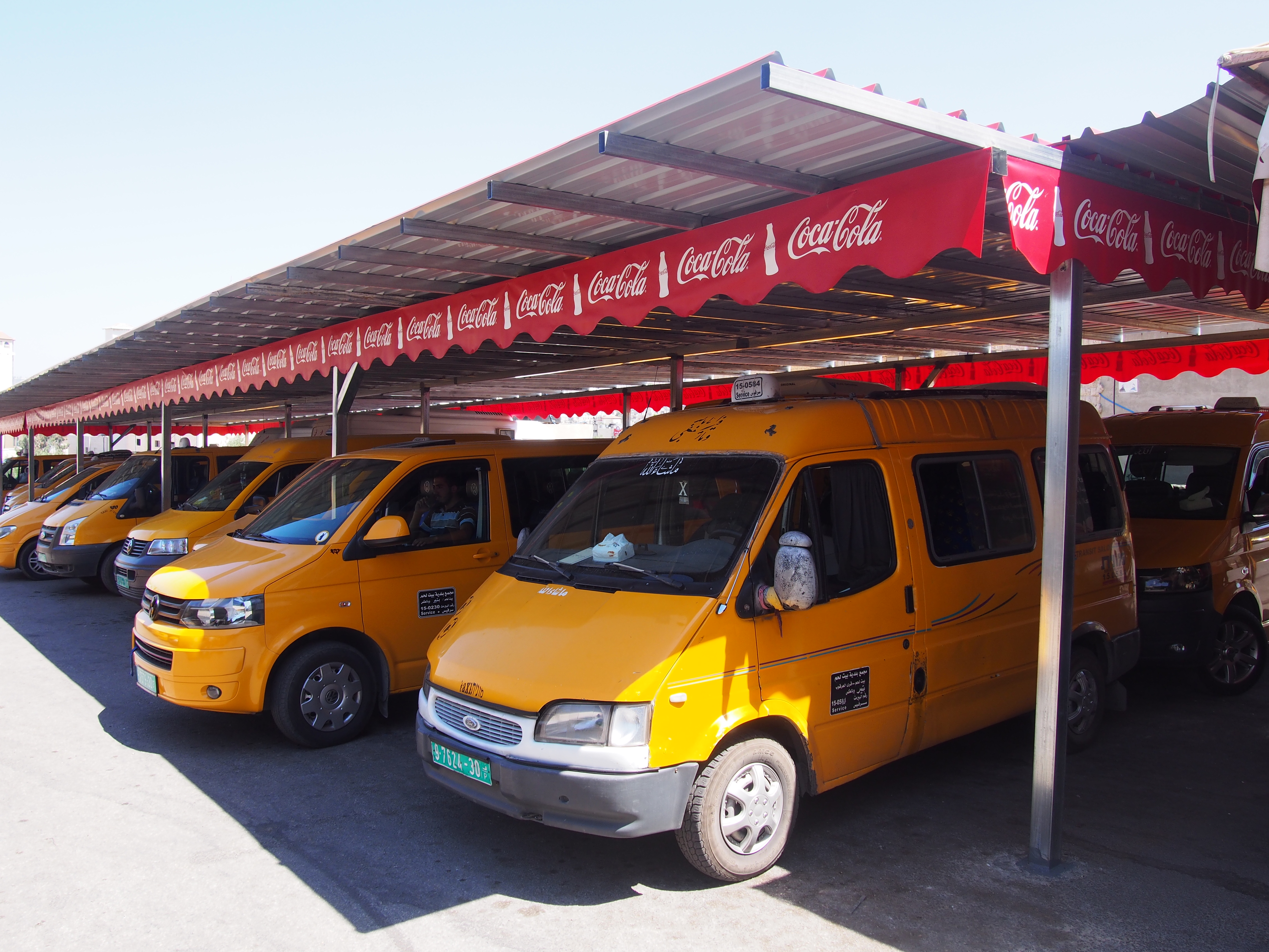 تزويد موقف الجراشي بمظلات لحماية السائقين ومرتادي الموقف من حر الصيف وأمطار الشتاء