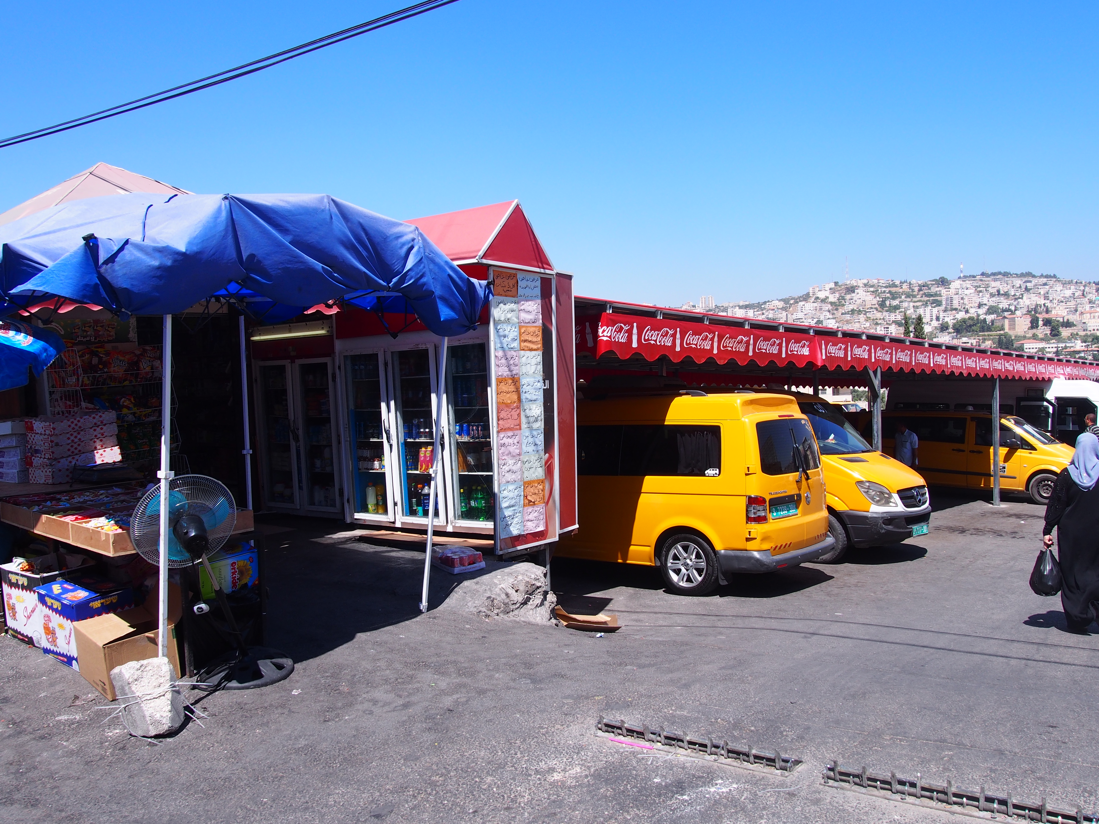 تزويد موقف الجراشي بمظلات لحماية السائقين ومرتادي الموقف من حر الصيف وأمطار الشتاء