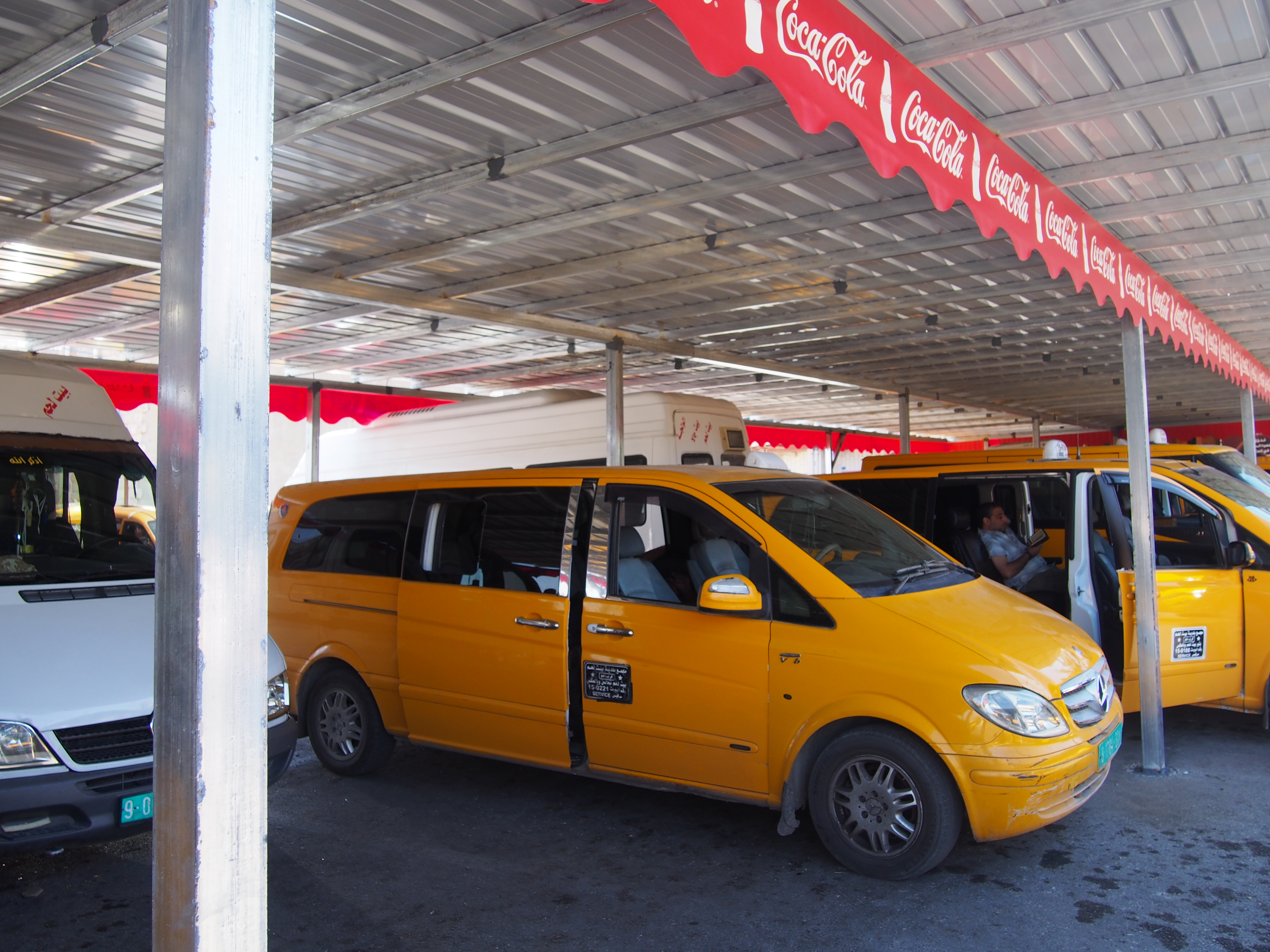 تزويد موقف الجراشي بمظلات لحماية السائقين ومرتادي الموقف من حر الصيف وأمطار الشتاء