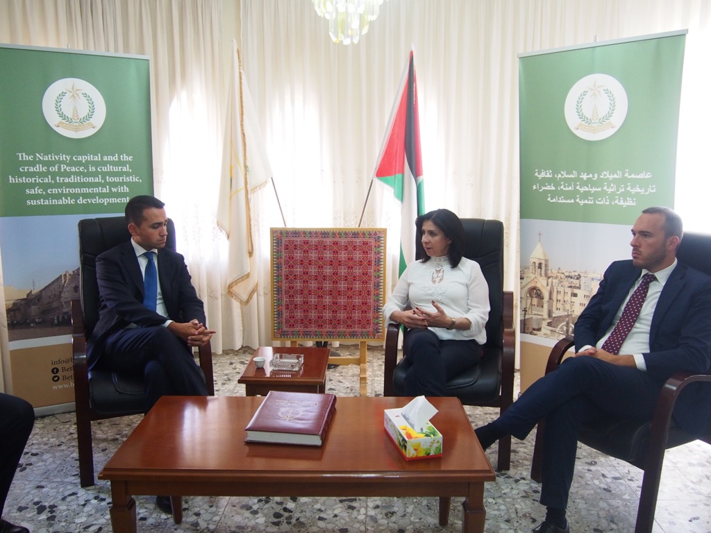 رئيسة بلدية بيت لحم تستقبل نائب رئيس مجلس النواب الإيطالي 
