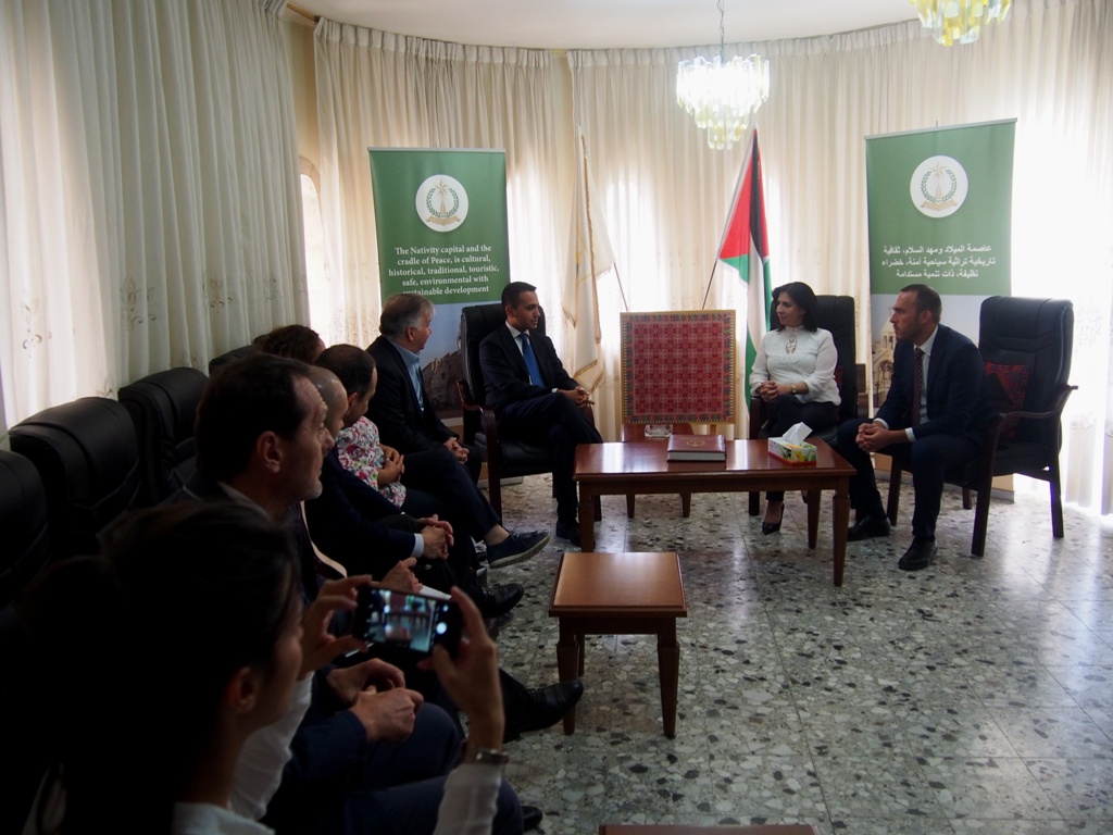 رئيسة بلدية بيت لحم تستقبل نائب رئيس مجلس النواب الإيطالي 