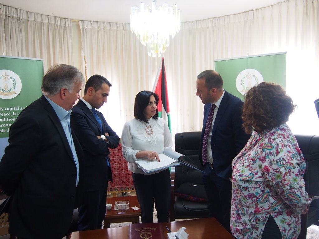 رئيسة بلدية بيت لحم تستقبل نائب رئيس مجلس النواب الإيطالي 