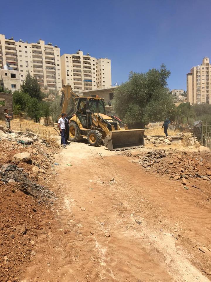 بدأ أعمال الشق والتوسعة لشارع واد مسلم 