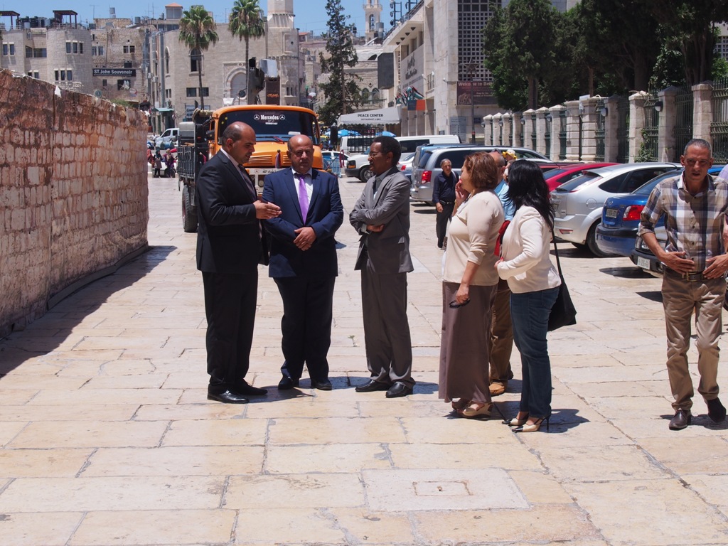 جحا يشارك في استقبال مدير عام إتحاد الإذاعات العربية ويطلعه على تفاصيل كنيسة المهد التاريخية والدينية