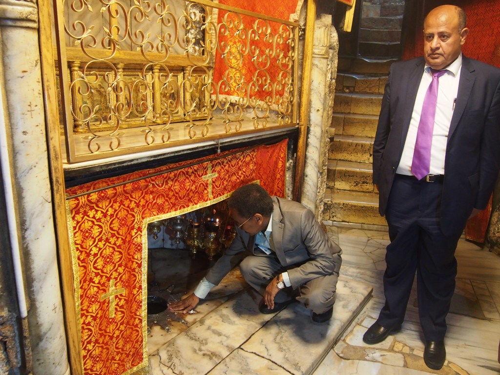 جحا يشارك في استقبال مدير عام إتحاد الإذاعات العربية ويطلعه على تفاصيل كنيسة المهد التاريخية والدينية