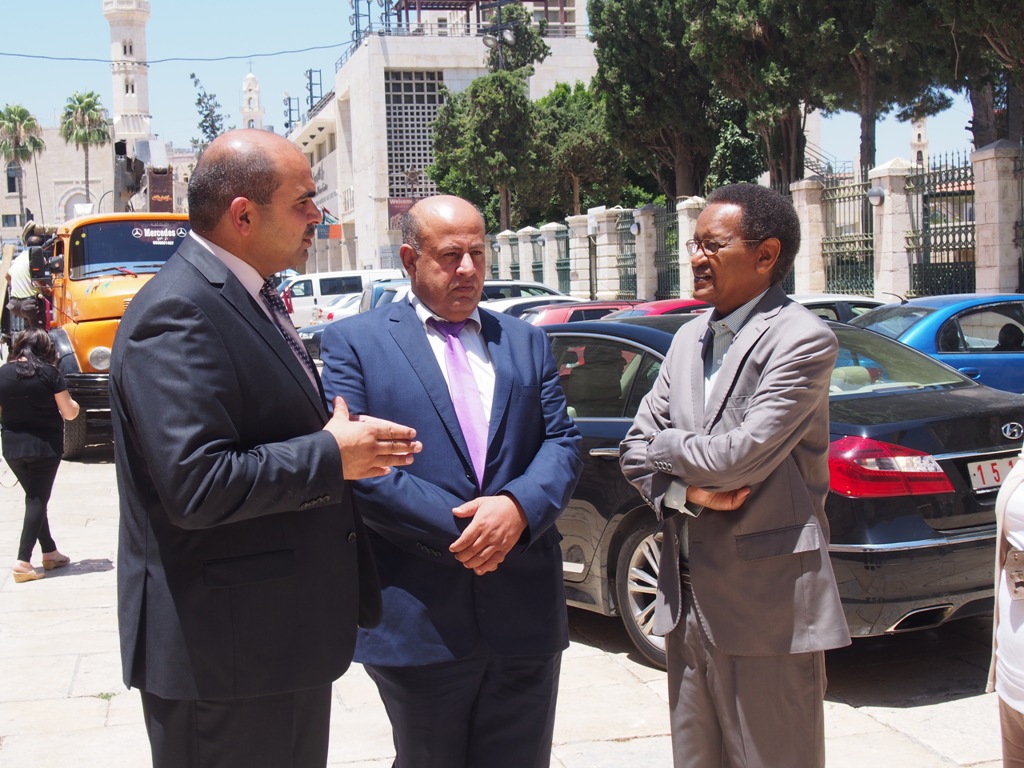 جحا يشارك في استقبال مدير عام إتحاد الإذاعات العربية ويطلعه على تفاصيل كنيسة المهد التاريخية والدينية