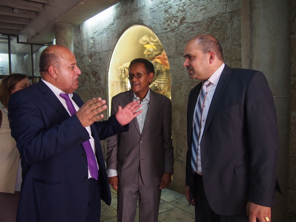 جحا يشارك في استقبال مدير عام إتحاد الإذاعات العربية ويطلعه على تفاصيل كنيسة المهد التاريخية والدينية